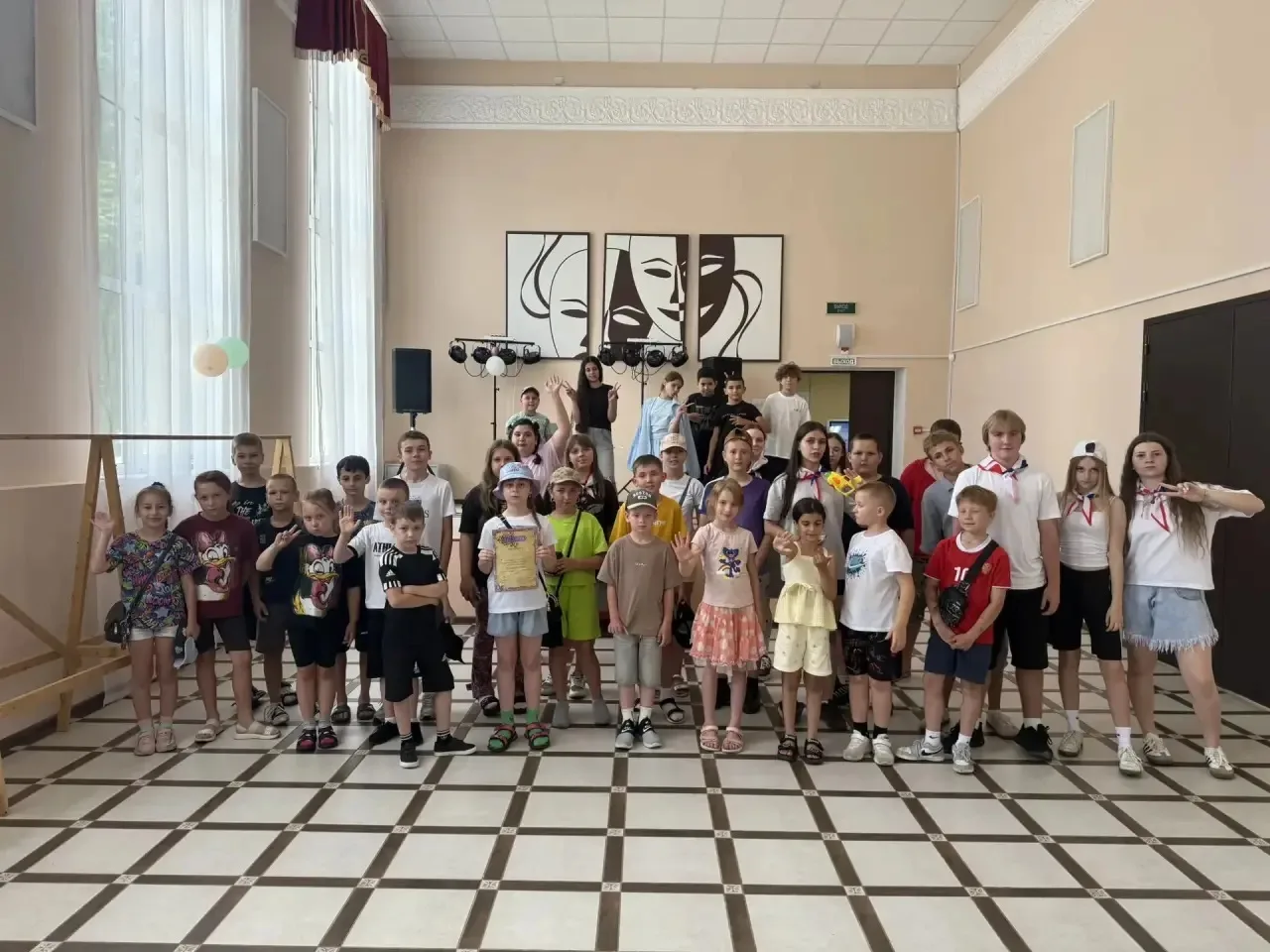 Сегодня наш Дом культуры распахнул свои двери для юных гостей из летнего детского лагеря МБОУ СОШ №9