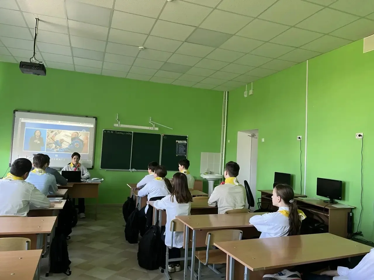 «РАЗГОВОРЫ О ВАЖНОМ»: НЕ ПРОСТО БЫТЬ ВМЕСТЕ, А БЫТЬ КОМАНДОЙ ✨

📆Сегодня на внеурочном занятии «Раз