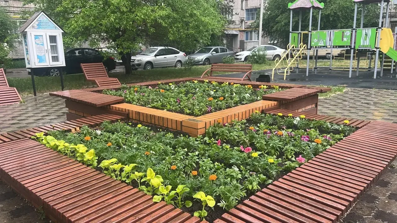 🌧️ Непогода — не помеха! 

По адресу: ул. Голубятникова, д. 30 ведутся работы по посадке цветов 🌺
