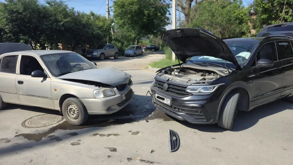 Водитель автомобиля Фольксваген пытался повернуть налево через сплошную в районе Михайловской 164.  