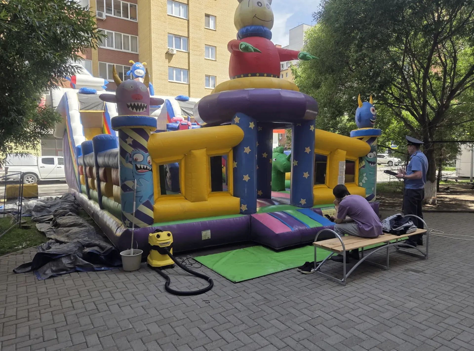 В Восточном округе Тюмени остановлена работа нелегальных надувных батутов
                          