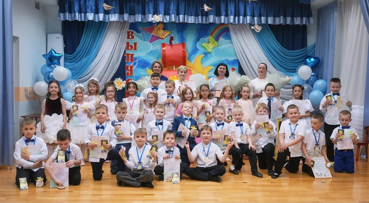 🧸🎈Вот и отгремели наши выпускные 🎓

Кажется, только вчера мы приводили их за ручку с огромными ба
