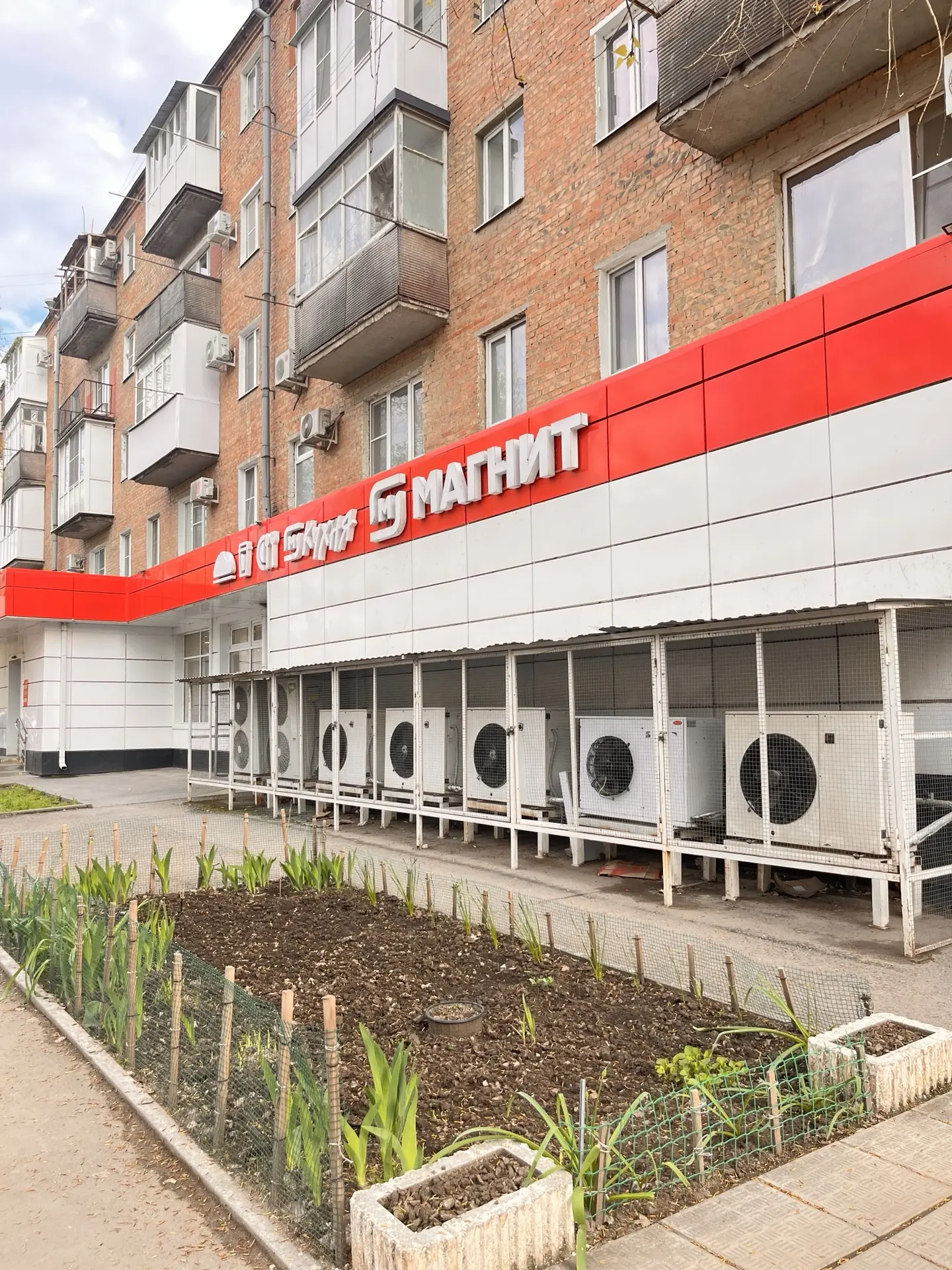 Дешевая цена! Всего 2.5🍋за 1к.кв 
А вот какие плюсы :
4/5 этаж 
Окна и балкон металлопластик
Таганр