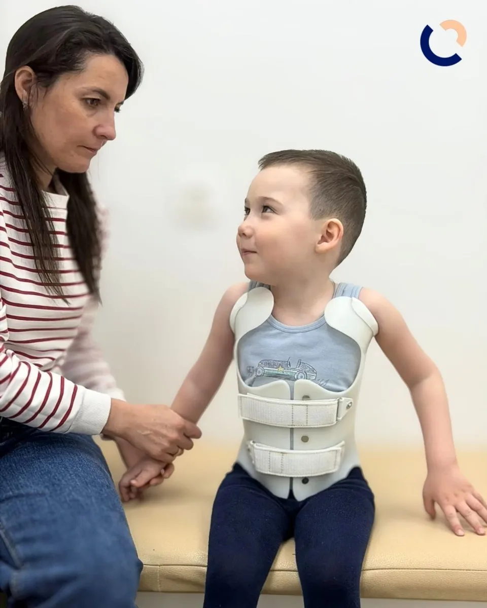Продолжаем тему корсета жесткой фиксации для ребёнка 👶

На фото — наш пациент, 3 года.
Основной 