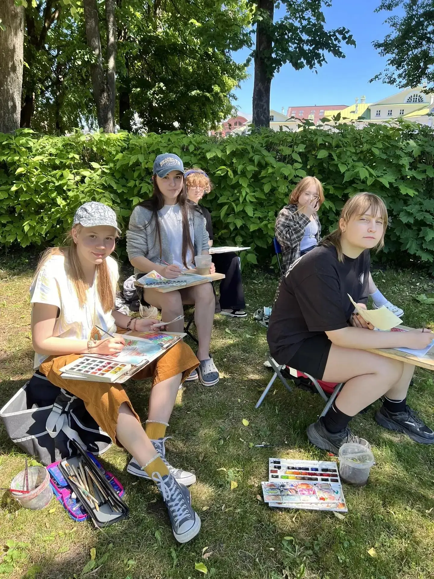 🎨 С кистью и мольбертом — на природу! 🌿

Друзья, у нас снова творческое лето! 🌸

 Ученики художес