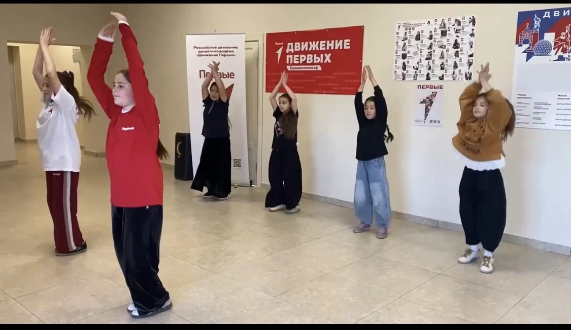 ☀️Сегодня в лагере — полный вперёд! Наш день стартовал с бодрой утренней зарядки под музыку и смех. 