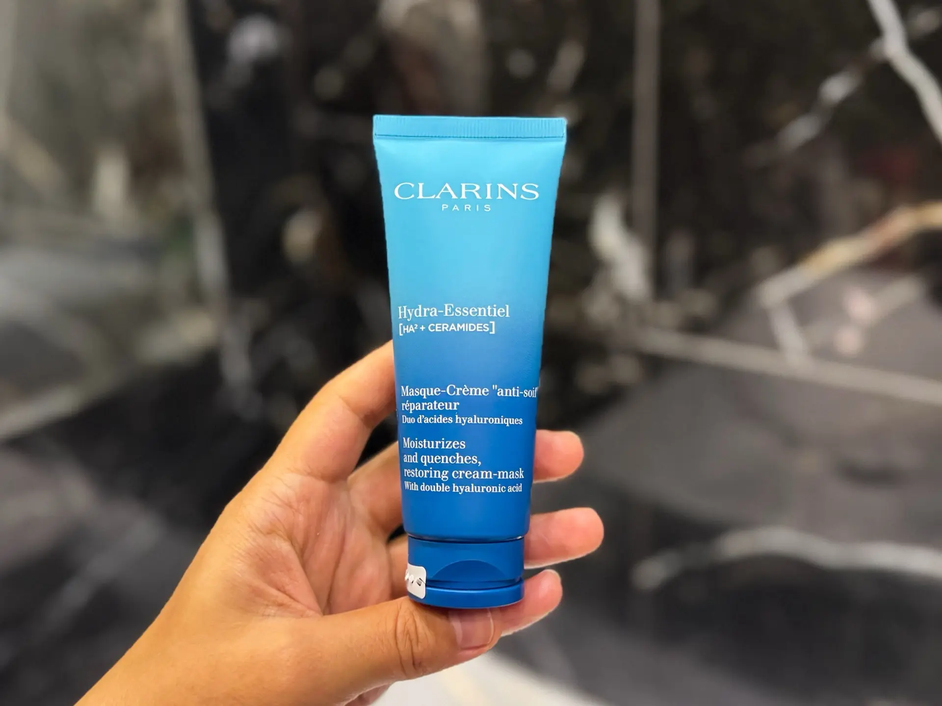 Любимейшая крем-маска для лица Hydra-Essentiel от Clarins 🩵

В составе гиалуроновая кислота и церам