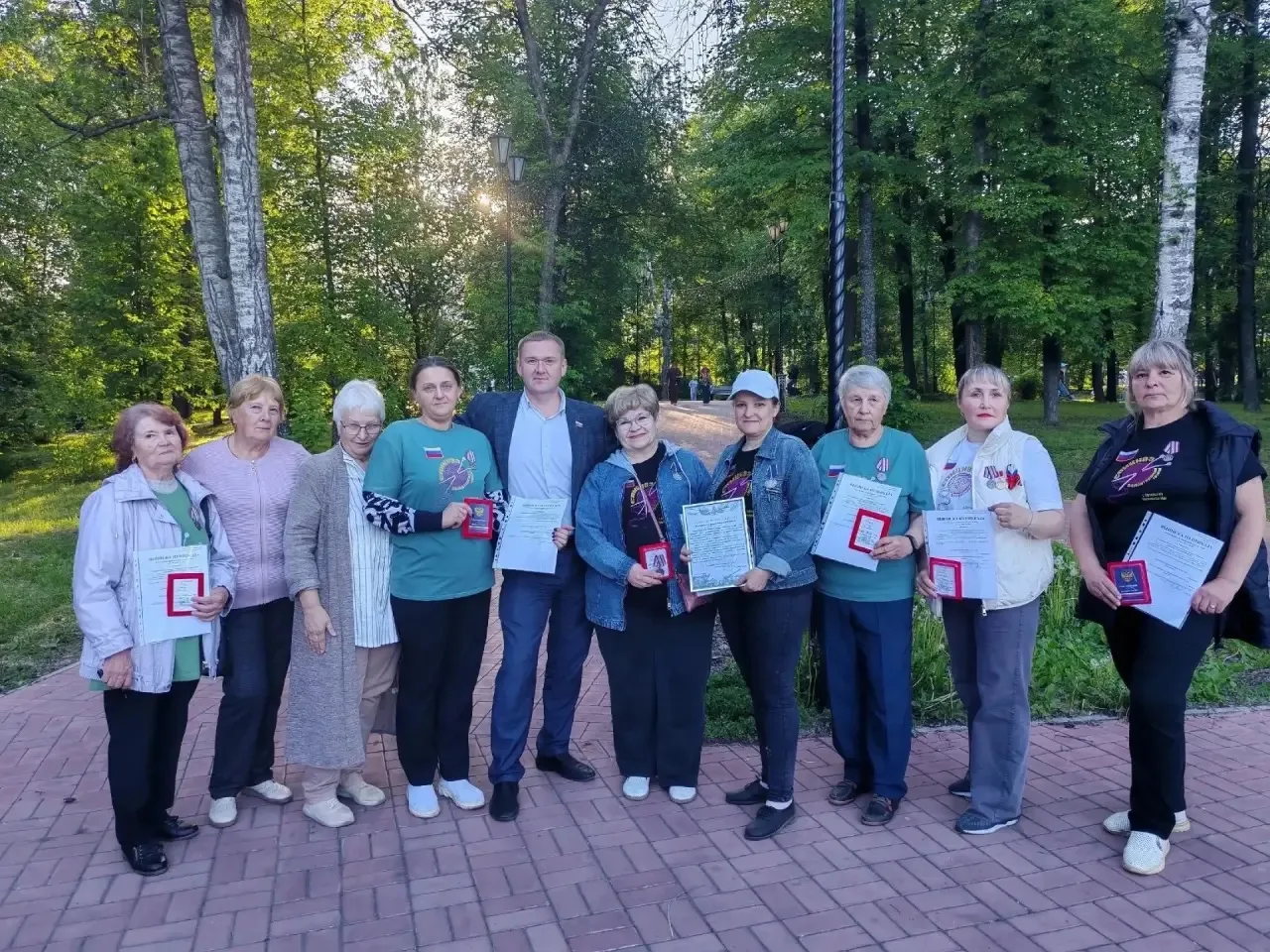 В Котельниче наградили волонтёров «СПИЦНАЗА» 

Основное занятие "СПИЦНАЗА" - плетение маскировочных 