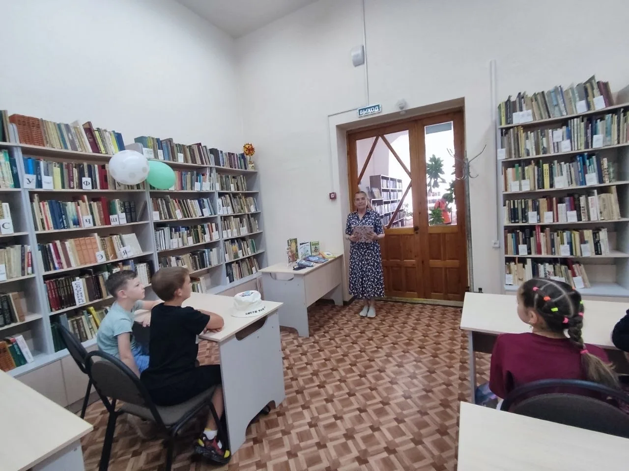 Сотрудники библиотеки им. Маяковского провели ознакомительную экскурсию для воспитанников летнего ла