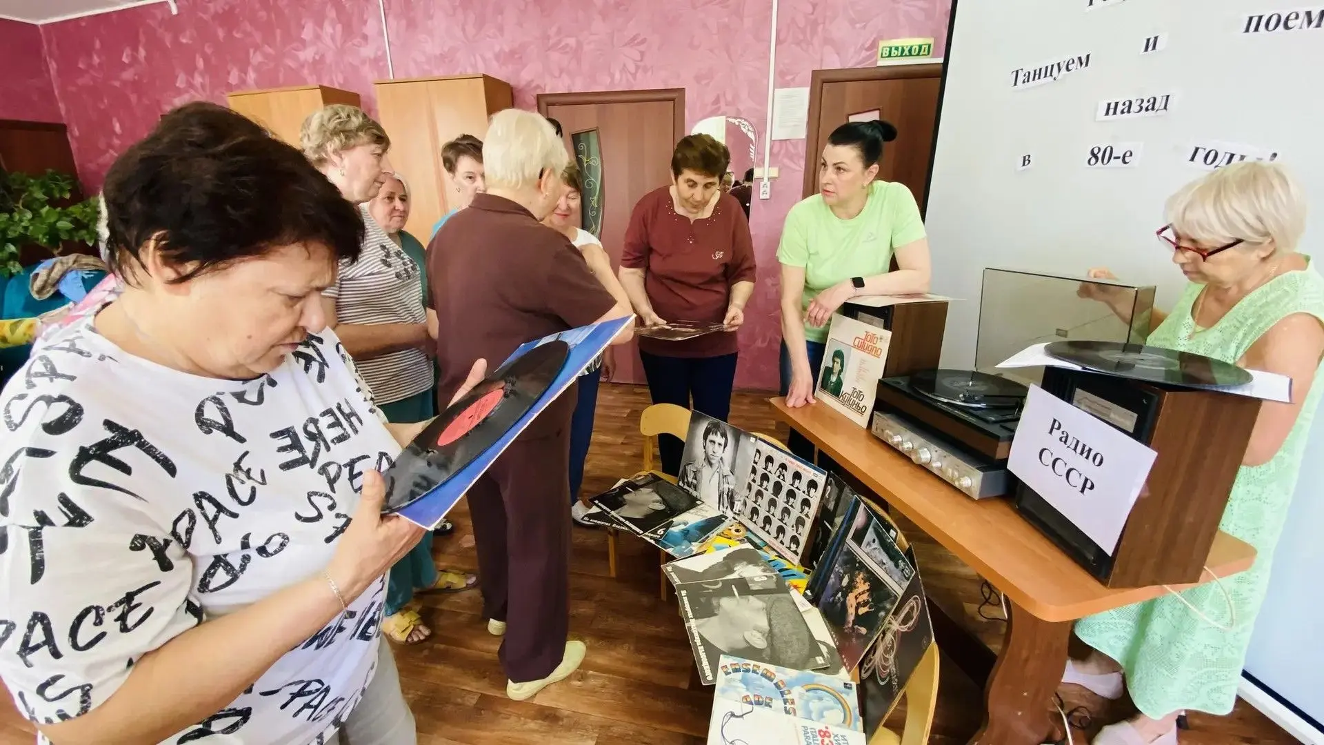 🎤В отделении культурно-досуговой деятельности  прошла ретро‑вечеринка «Танцуем и поём: назад в вось