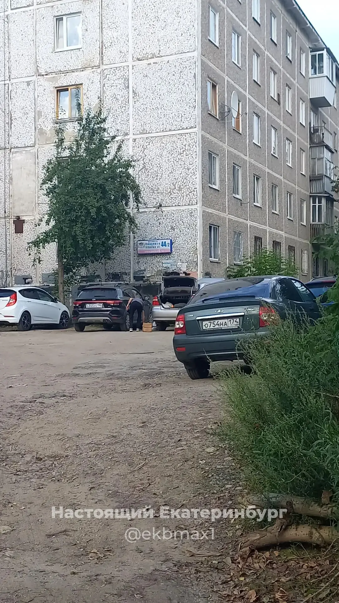 Уже несколько недель лежат ветки, сломанные деревья, но никому нет дела. Между Металлургов 30,2 и 30