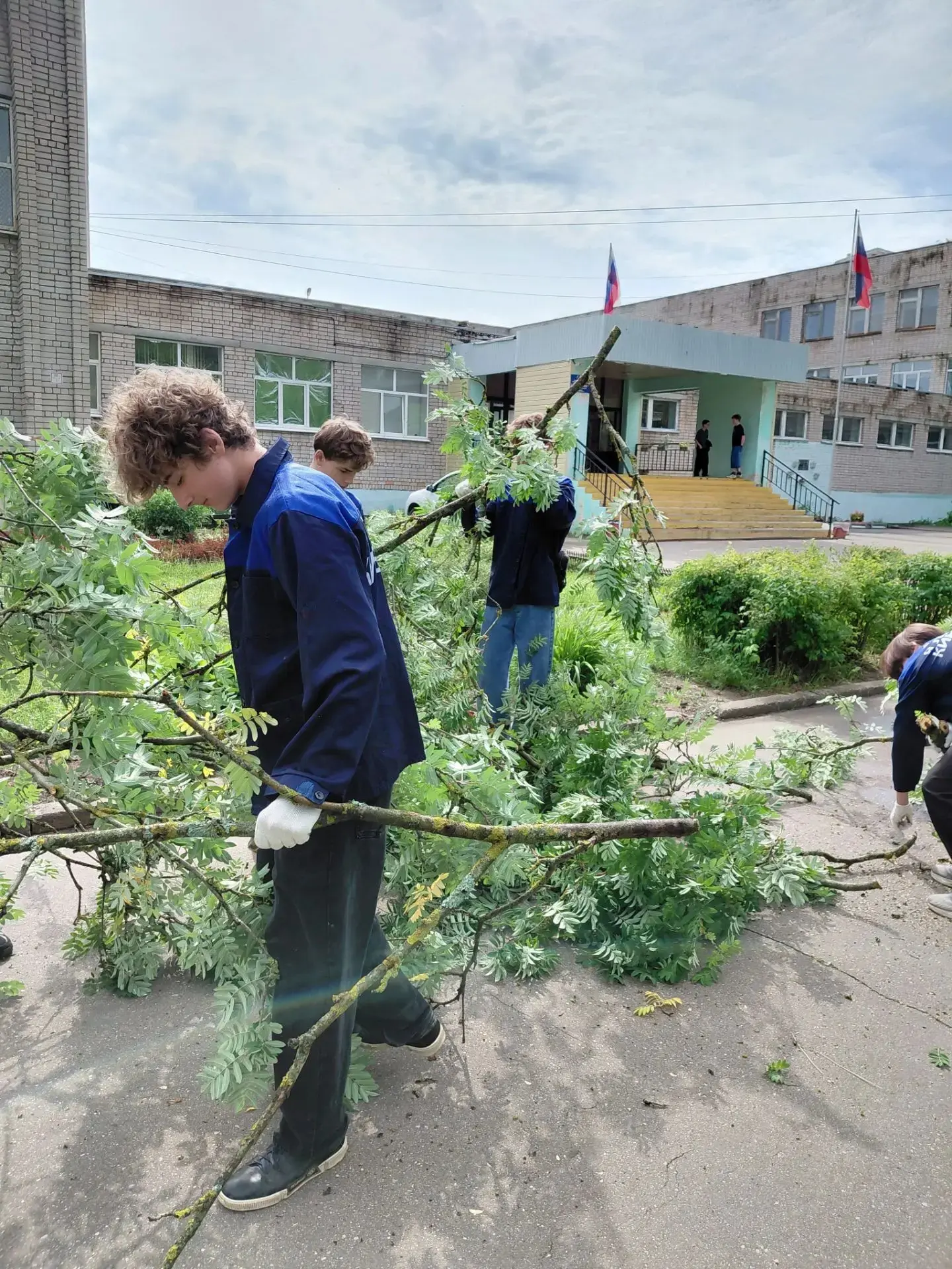 ⚡️С 15 июня в школе № 2 начал работу трудовой отряд, в состав которого вошли 5 учащихся.

☝️Ребята в