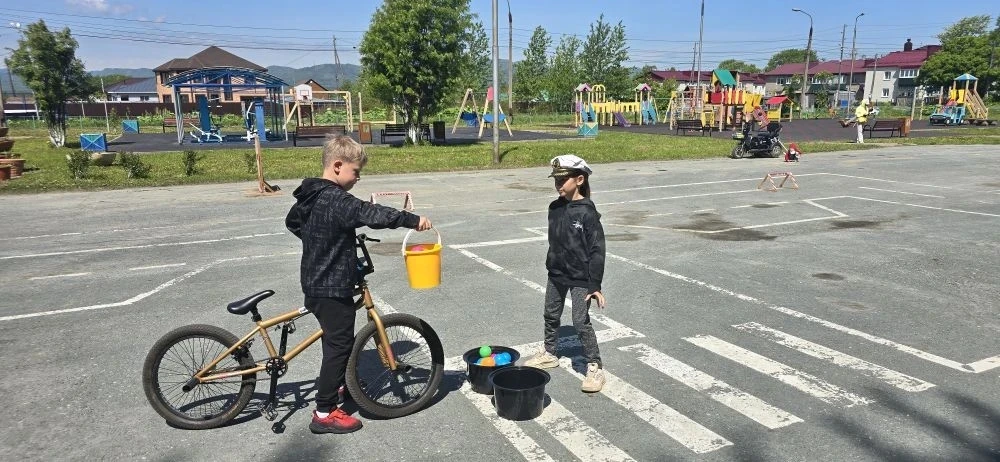 К числу самых молодых праздников, можно отнести День  велосипеда. В наше время велосипед  становится