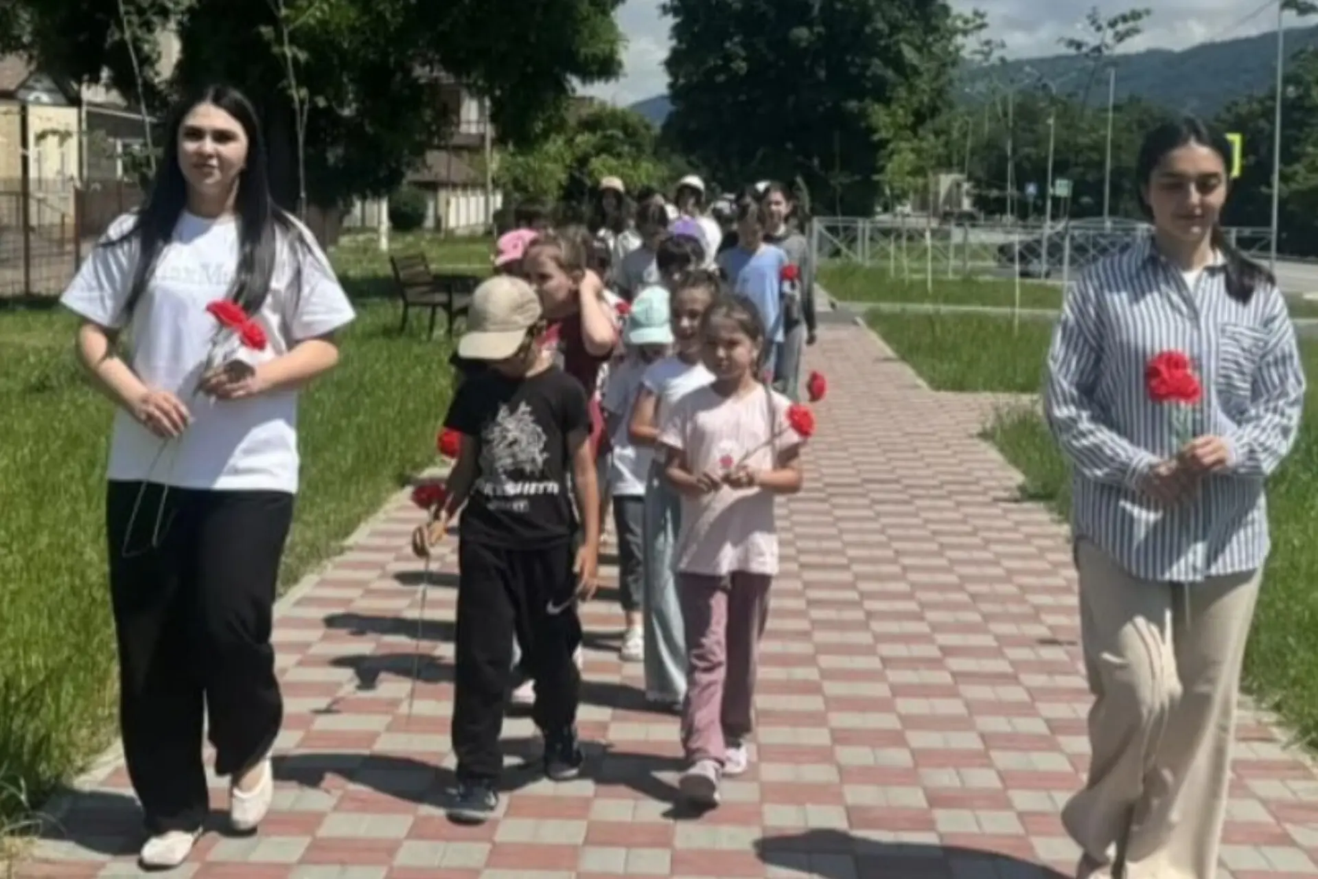 🕊В ДЕНЬ ПАМЯТИ И СКОРБИ РАБОТНИКИ ИЗБИРАТЕЛЬНЫХ КОМИССИЙ КАРАЧАЕВО-ЧЕРКЕСИИ ПРИНЯЛИ УЧАСТИЕ В ПАМЯТ