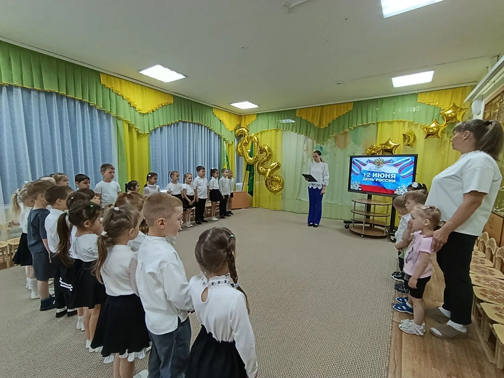 Сегодняшний день был особенным! 🌟 Наша утренняя линейка была посвящена главному празднику нашей стр