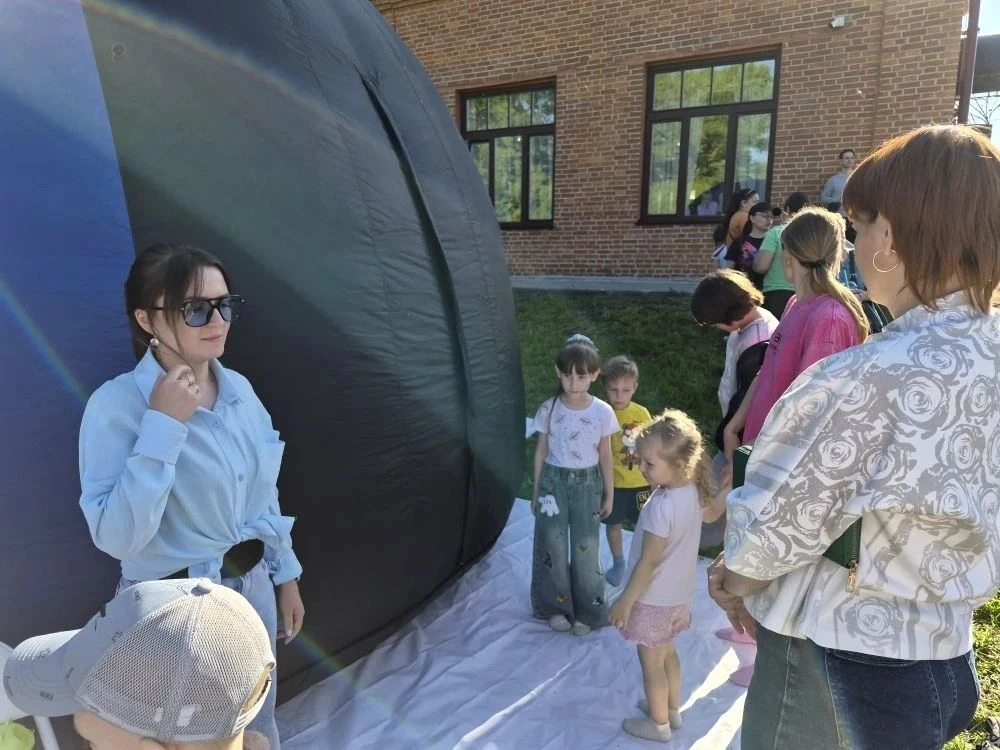 Лето началось с улыбок и ярких красок! 🌞

1 июня, в День защиты детей, сквер Металлургов в Гурьевск