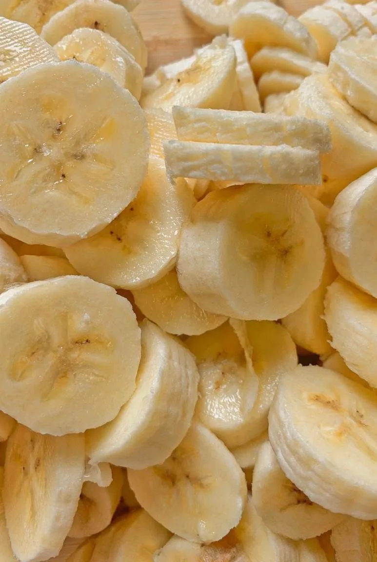 Банановый смузи 🍌💛

На 1 стакан нам понадобится:
спелые бананы (небольшие) — 2 шт;
молоко — 200 мл