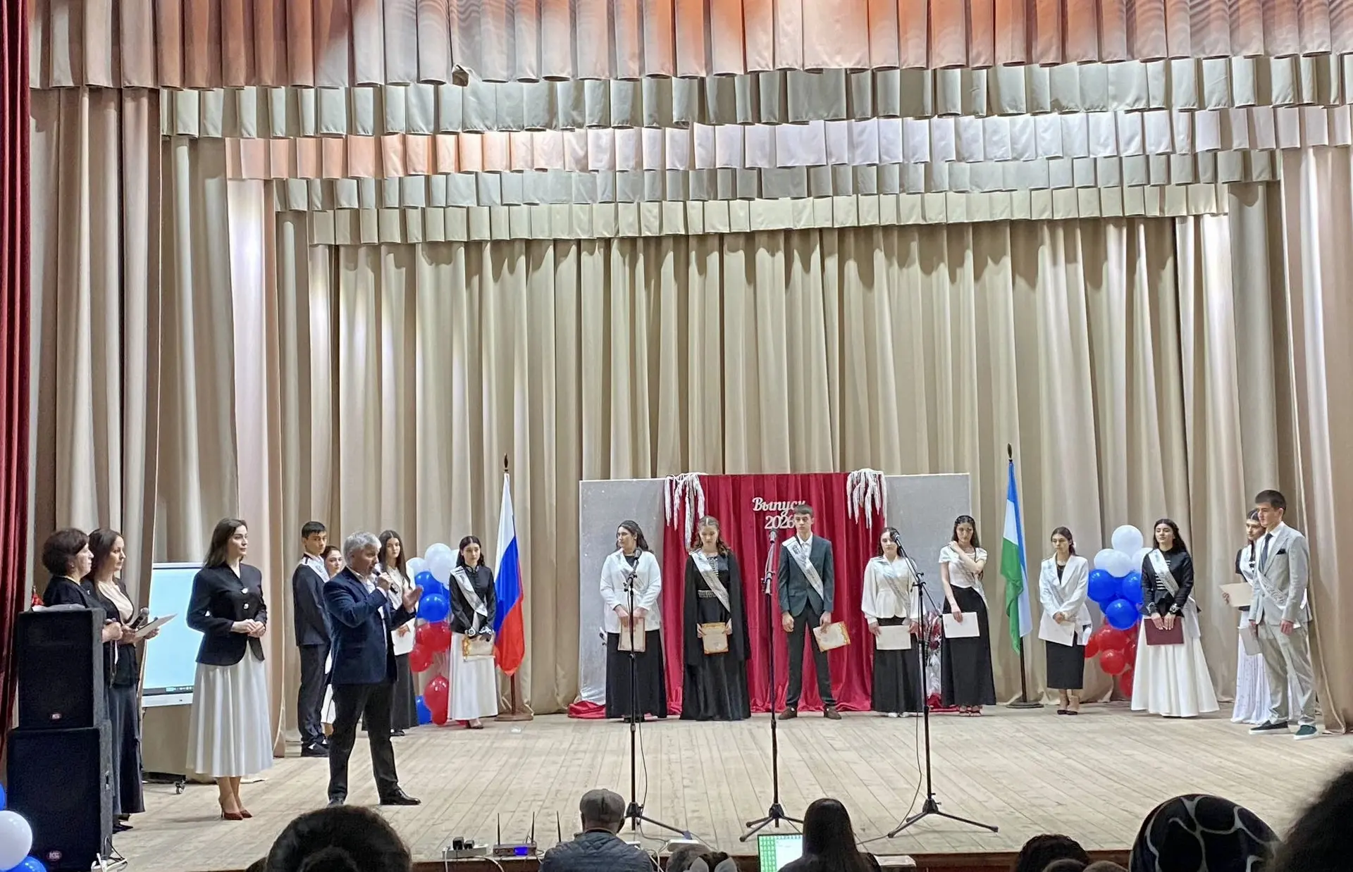 Последний звонок прозвенел! 🛎️

В нашей школе прозвучал самый важный и трогательный звонок — послед