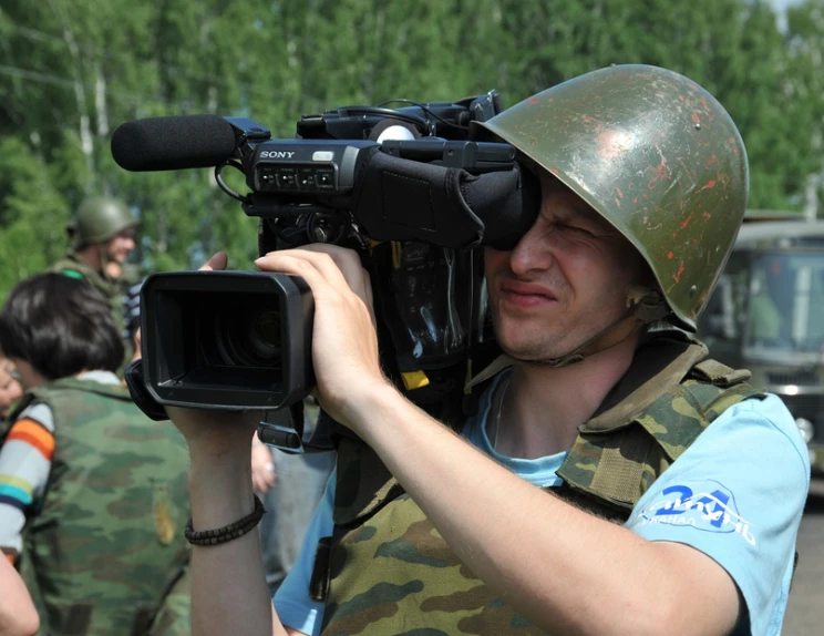 Военная журналистика-это очень важная и сложная работа.
Военный журналист отвечает за съёмку военных