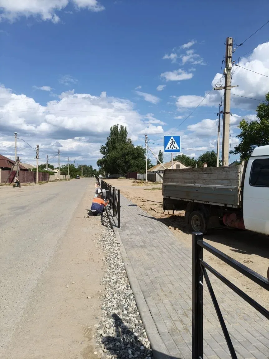 В п. Лиман по ул. Мира установлен макет школьника и знак  близ пешеходного перехода после проведенно
