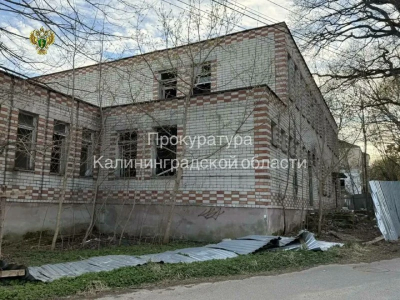 Наконец-то перекрыли доступ.

Долгое время аварийное здание в Холмогоровке стояло открытым — внутрь 