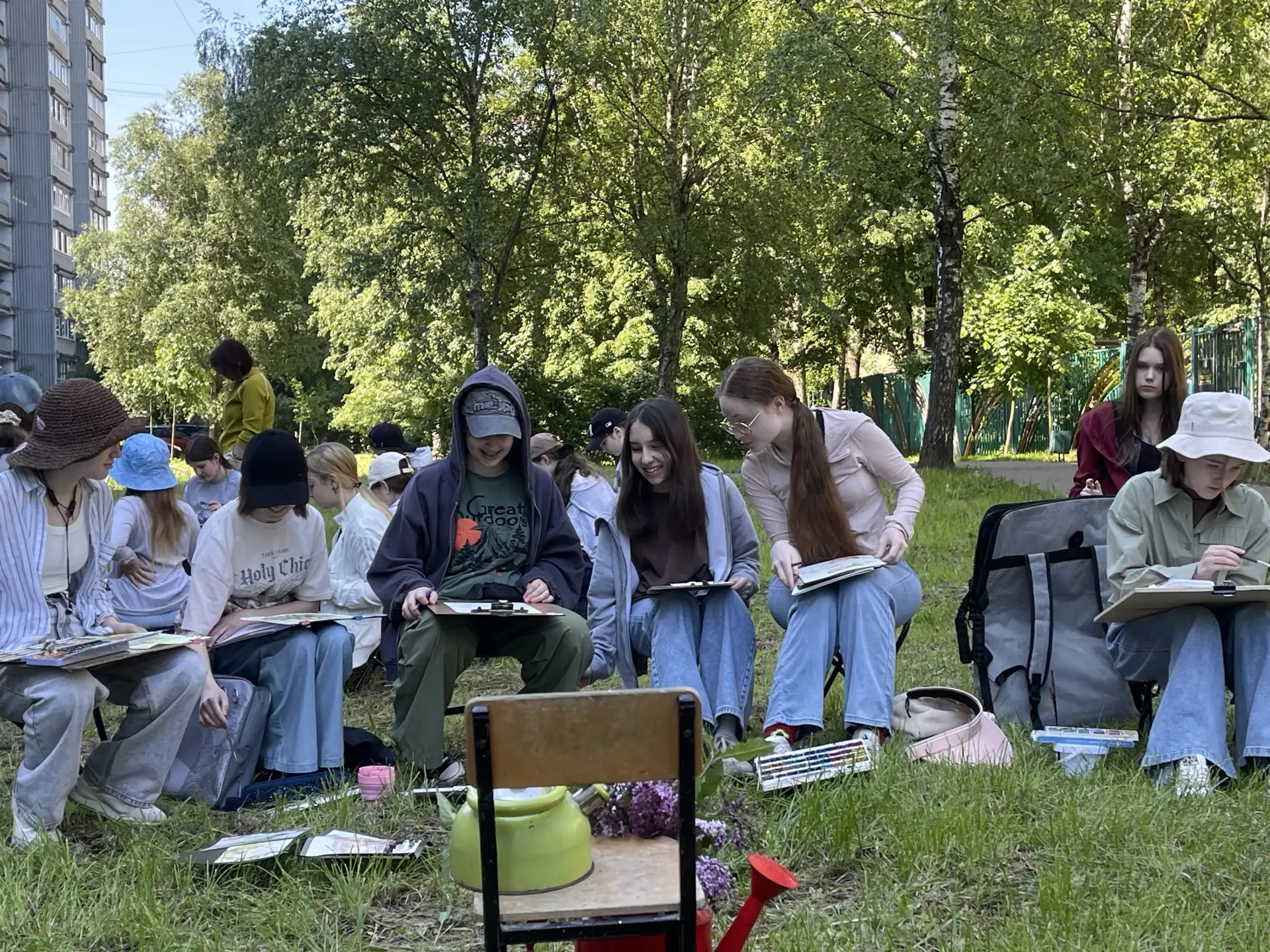 🎨 Пленэр - уроки на свежем воздухе, которые вдохновляют!

Наши юные художники вышли на природу, что