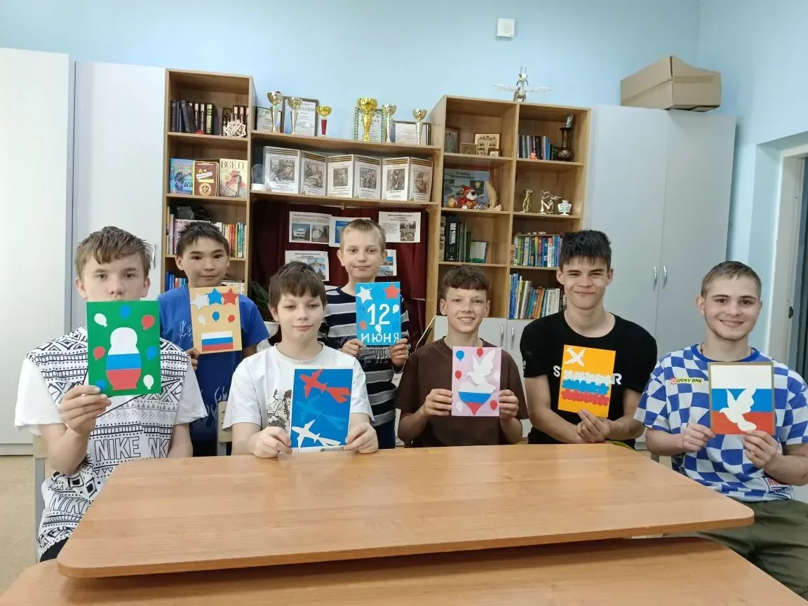 Ребята из детского дома "Гнёздышко" поздравляют всех с Днём России! Этот праздник олицетворяет нашу 