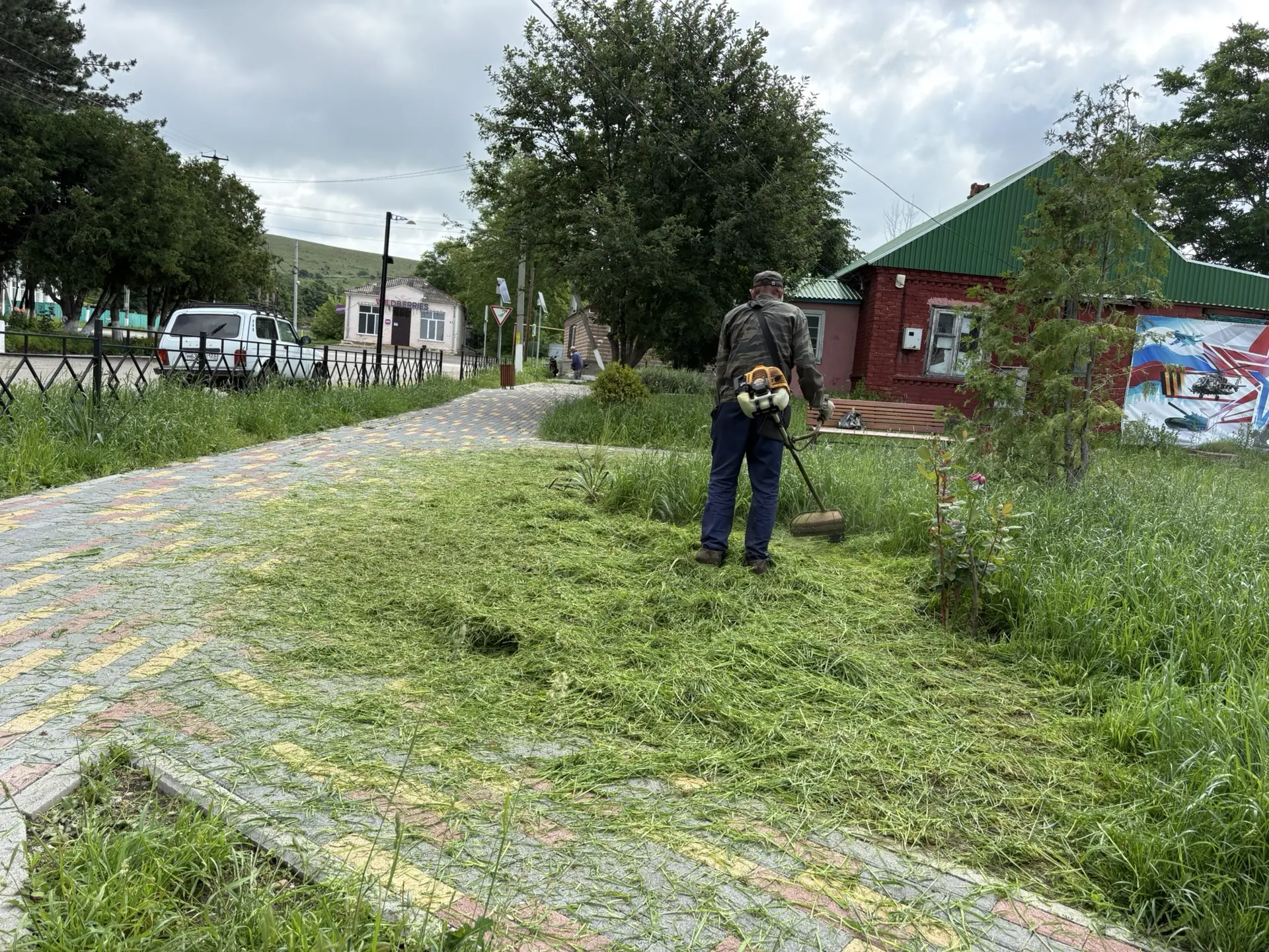 Работниками по благоустройству проводится работа по покосу сорной растительности на территории сквер