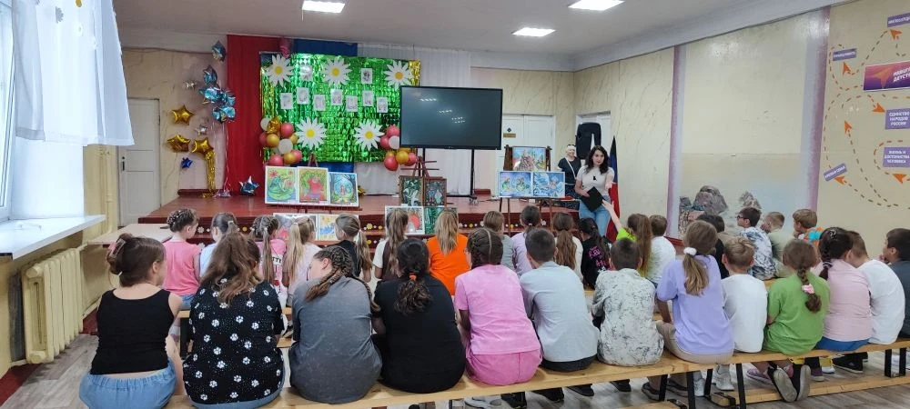 Сотрудники МБУ «Музей истории города Харцызска» представили ребятам выставку художественных работ Ла