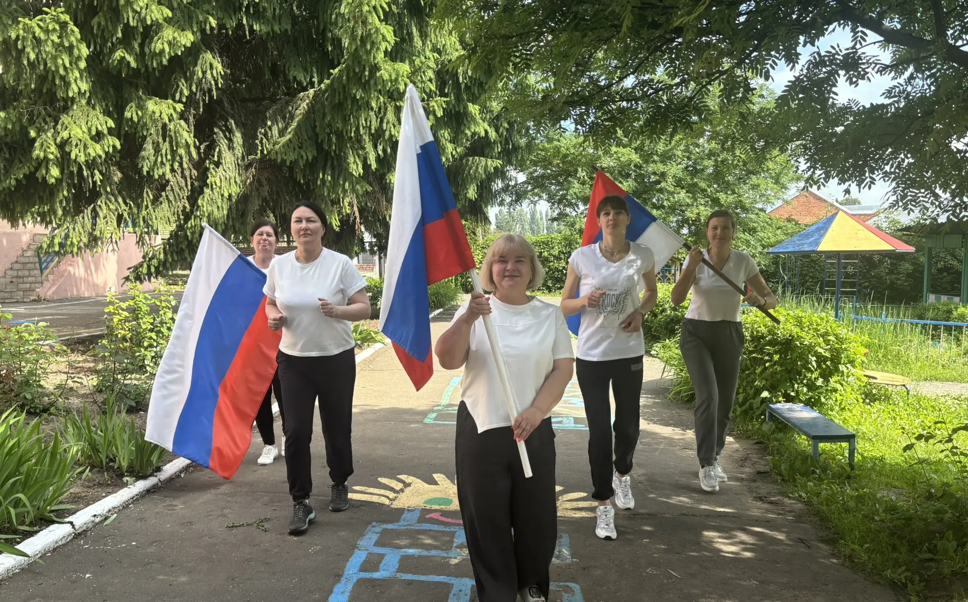 В нашем ДОУ прошёл триколорный забег! 🇷🇺🏃‍♀️🏃‍♂️

Сегодня наш детский сад превратился в настоящу