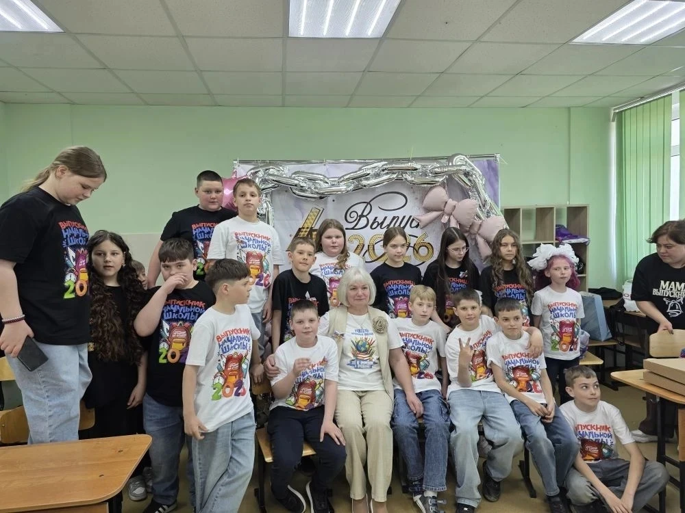 🔔 В Козульской школе №1 прошёл душевный Последний звонок в 4 классах! 🎓✨
Четыре года начальной шко