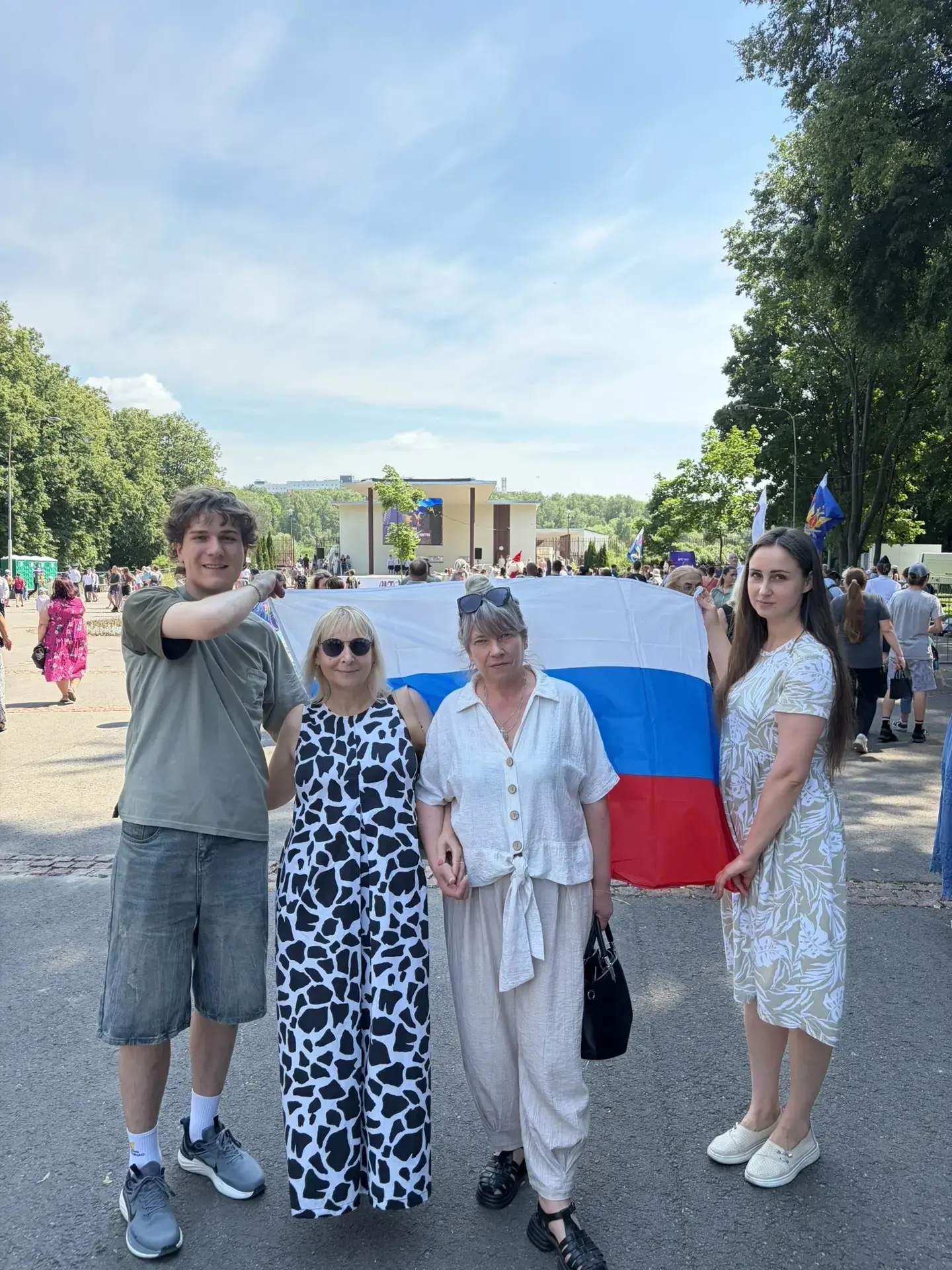 Сегодня, 12 июня, вся страна отмечает праздник единства, силы и гордости за нашу Родину.
Коллектив М