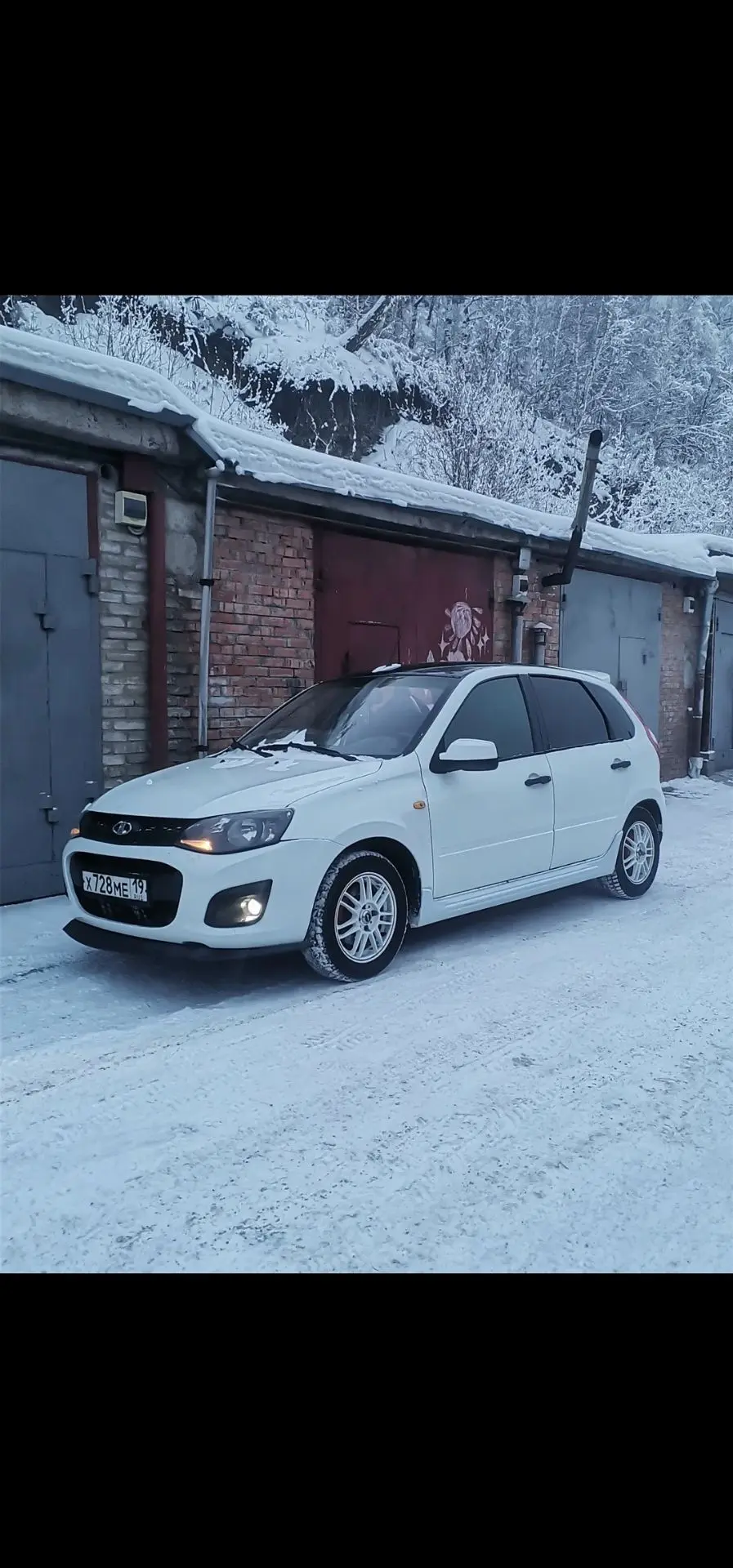 Lada Kalina 2
2014г.в
Прошита, выхлоп попкорн, музыка с Bluetooth, саб. В туманках линзы. По технике