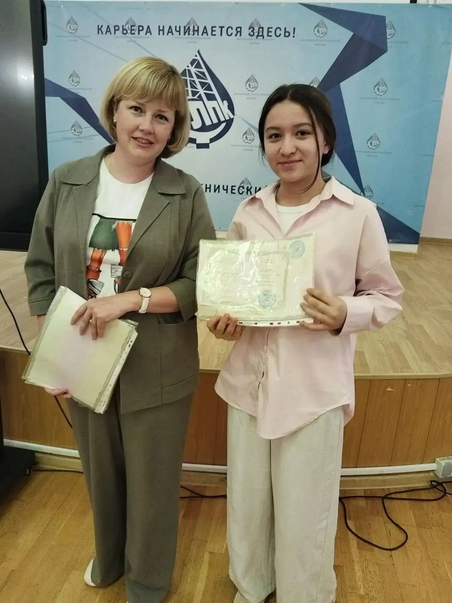👩‍💼 СТАРТ В КАРЬЕРУ: В ЛАНГЕПАССКОМ ПОЛИТЕХЕ ВРУЧИЛИ СВИДЕТЕЛЬСТВА НОВЫМ «СЕКРЕТАРЯМ РУКОВОДИТЕЛЯ»