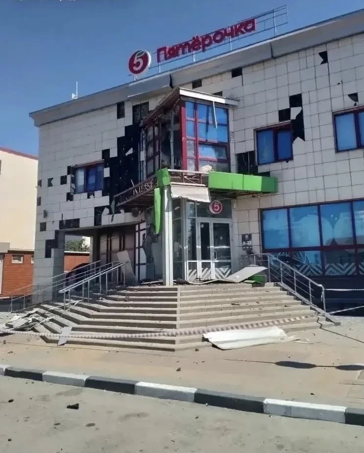 Пять человек пострадали при обстреле «Пятерочки» в Белгородской области, в их числе — двое детей. 

