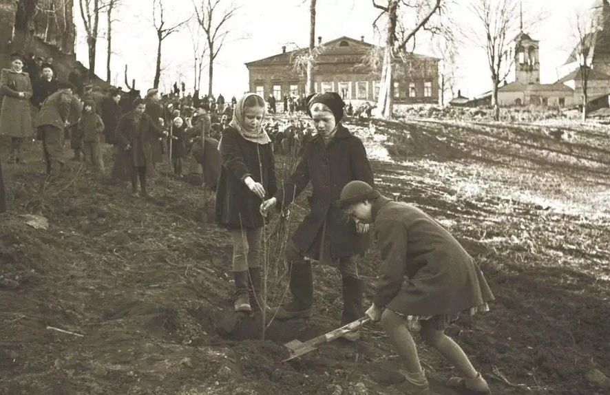 Закладка сада имени 16 союзных республик, Владимирская обл, 1948 г.

Подписывайтесь на наш канал про
