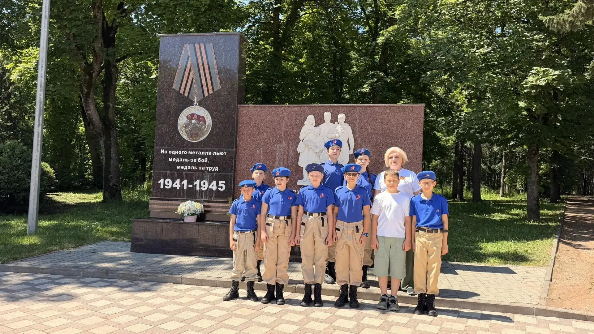 В День памяти и скорби мы склоняем головы в знак уважения к тем, кто встал на защиту Родины в годы В