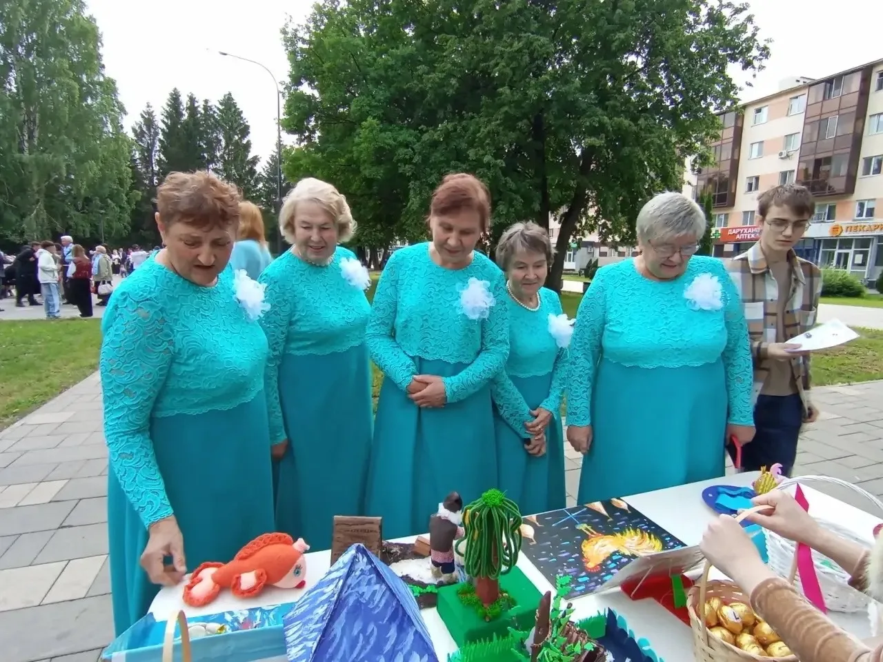 АНСАМБЛЬ «РОМАШКА» НА ПРАЗДНИКЕ

БӘЙРӘМДӘ «РОМАШКА» АНСАМБЛЕ