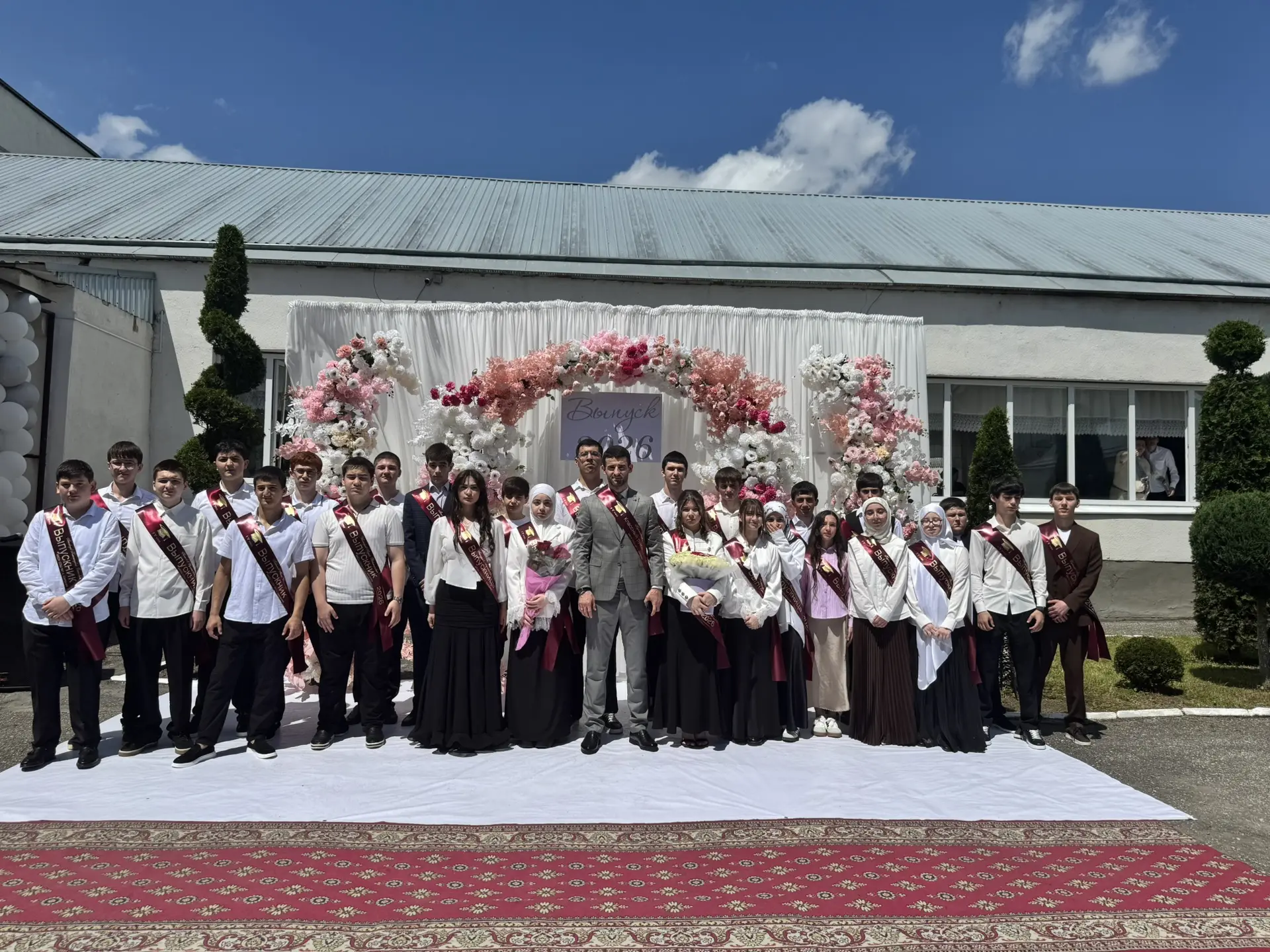Выпускники 9 «В» класса и классный руководитель Кучменов Марат Асланович💐