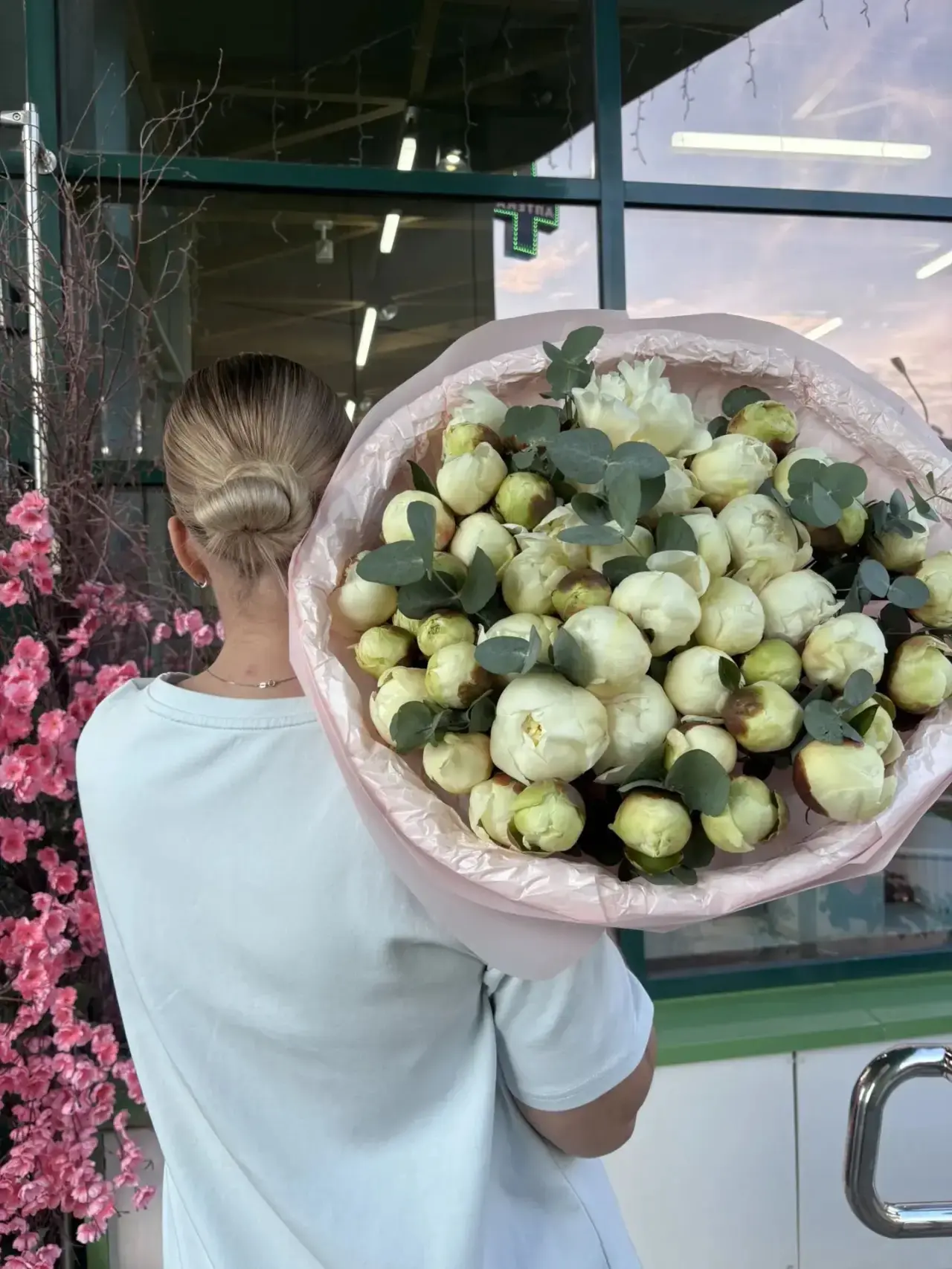 🌸 Летние букеты: особый шарм в каждую вазу!  🌼

Летнее солнце и яркие краски природы — это время, 