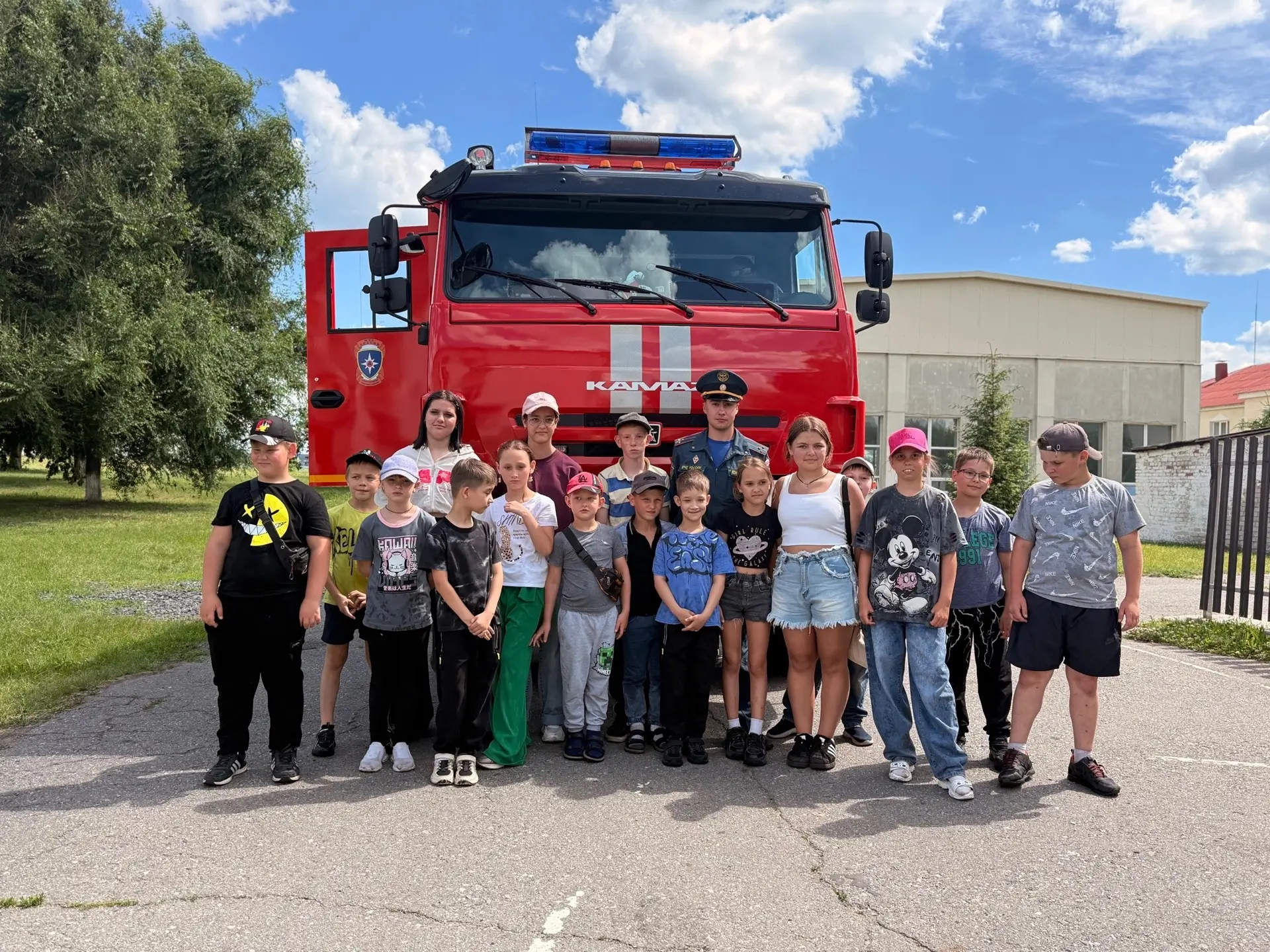 Незабываемая встреча с сотрудниками МЧС 🚒

19 июня в пришкольном лагере «Радуга»состоялась интересн