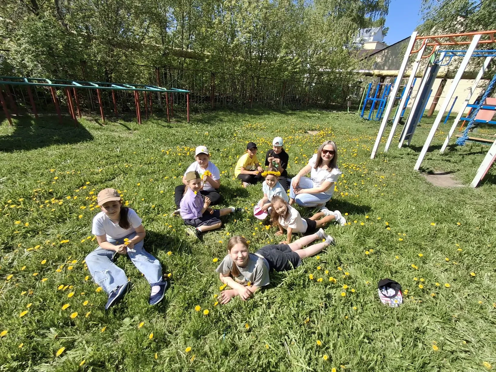 На старт, внимание... Лето! Каникулы! Неунывайка!

Сегодня в Центре для 95 ребят открылся долгожданн