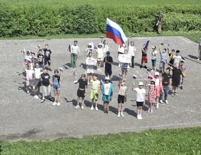 🎉12 июня праздничный день, посвящённый Дню России!

🔥День в лагере начался с традиционной «минутки