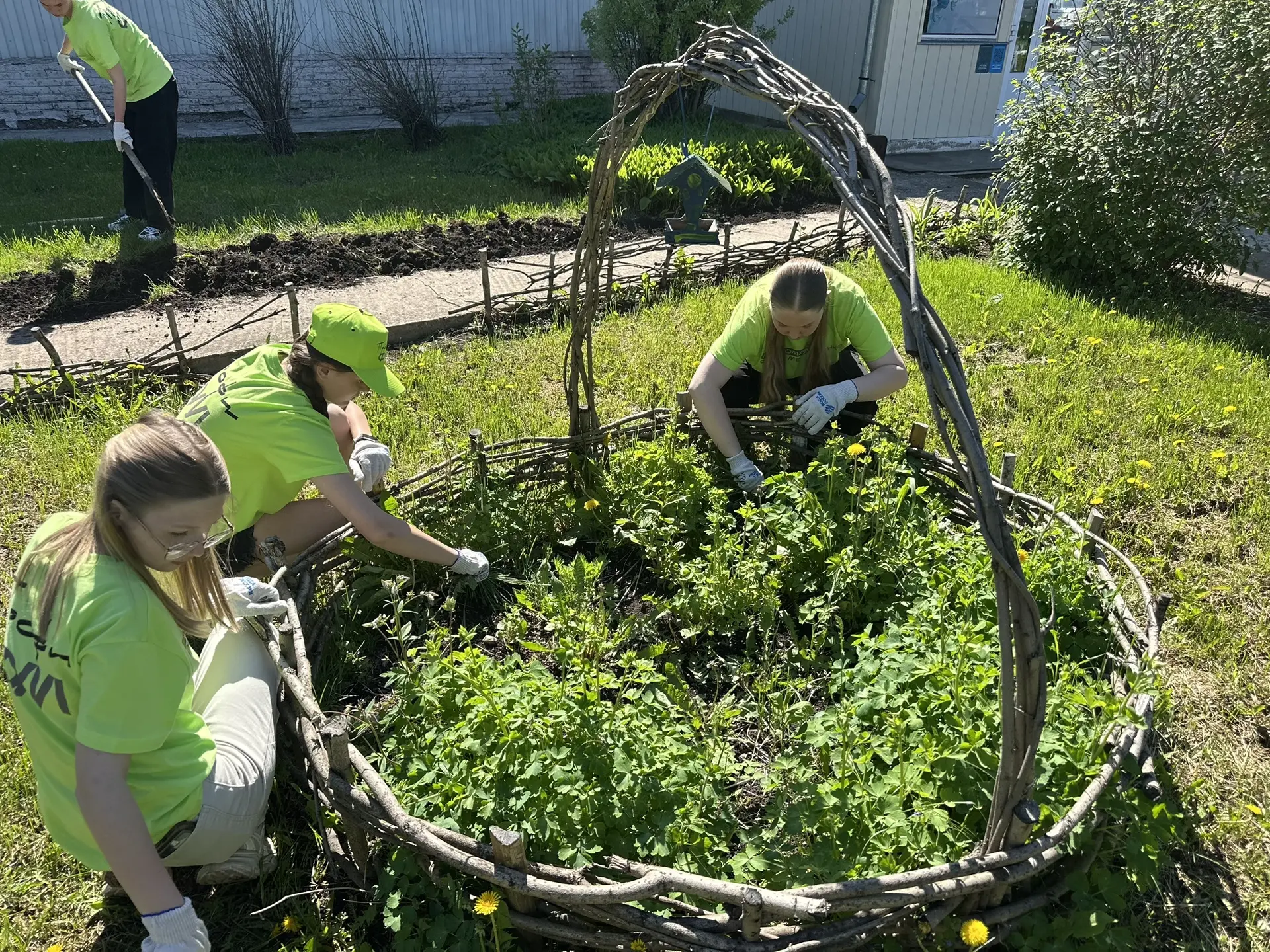💚 Профкоманды.ФМ приступили к работе

Сегодня ребята занимаются благоустройством территории молодёж
