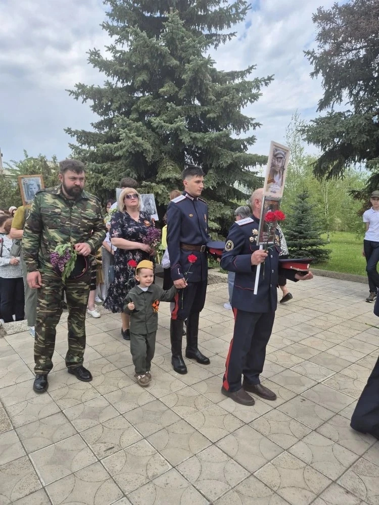 9 мая дети пошли на Мамаев курган, чтобы возложить цветы к Вечному огню и почтить память героев Вели
