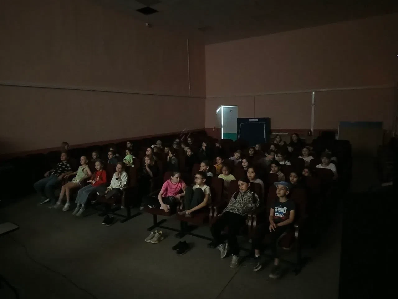 Кино — это маленькая жизнь, а летом она ещё интереснее! 🎬🍿 
 
Эти дни на летней школьной площадке 