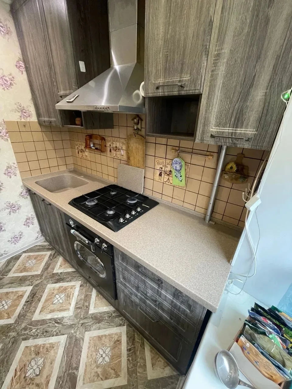 Изготовлено: #103 Маленькая кухня — не приговор! 

Цвет: SV430

Материал: Акриловый камень Staron.

