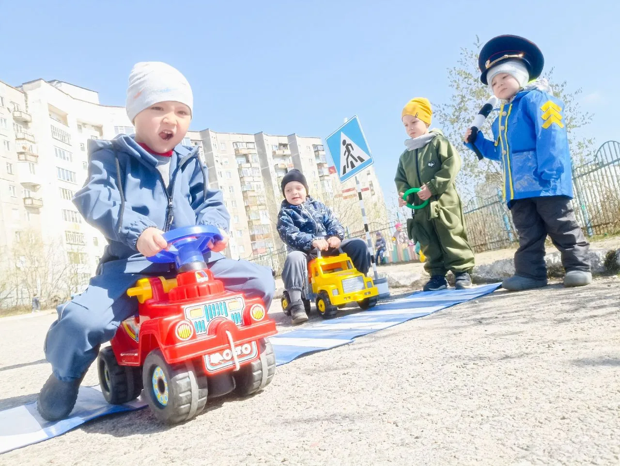 🚗👮‍♂️🚶‍♀️В группе “Золотая рыбка” – настоящий переполох! Наши дошколята превратились в инспекторо