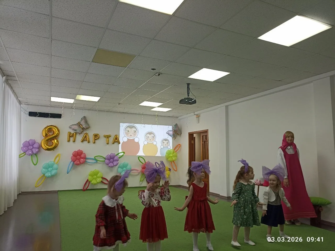 🌸Все дети в детском садике
Трудились — не ленились,
Поздравить мам и бабушек
Ужасно торопились.
Мы 