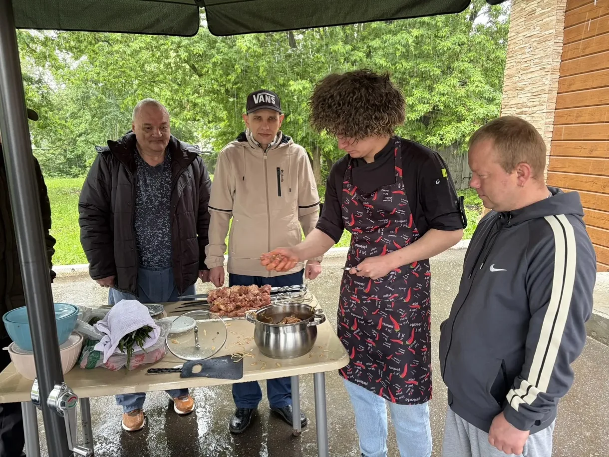 Шашлык под дождем!🌦️

В рамках Года единства народов России во Владимирском социальном доме пригото